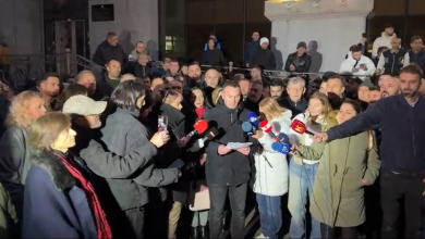 Photo of Qytetarë të shumtë nisen drejt gjykatës kushtetuese i përgjigjen ftesës së Frontit për të mbrojtur gjuhën shqipe