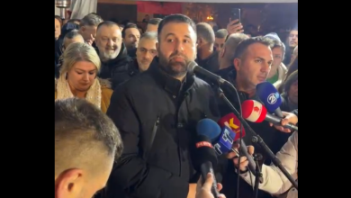 Photo of Hoxha: Gjuha shqipe u fitua me gjak, VLEN le të largohet nga ky turp që po ua bëjnë shqiptarëve