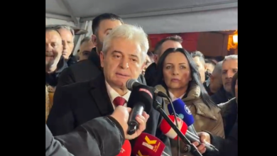Photo of Ali Ahmeti porosi Mickovskit: Mos guxoni të na prekni aty ku na dhemb sepse është derdhur gjak