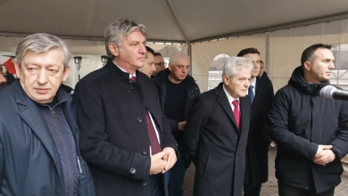 Photo of Anëtarë të udhëheqësisë së Frontit Europian dhe aktivistë para Gjykatës Kushtetuese