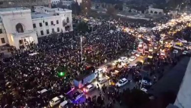 Photo of Ishin të shtypur, mijëra sirianë mbushin rrugët e Damaskut për të festuar rënien e regjimit të Bashar al-Assad