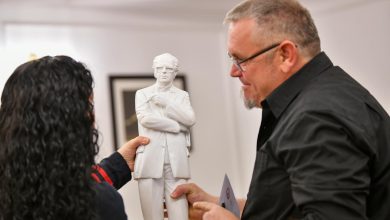Photo of “Ishte ati ynë themeltar dhe presidenti historik”, Osmani pranon skulpturën e Rugovës në 80-vjetorin e lindjes