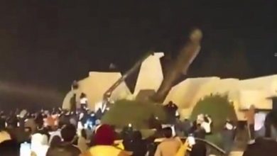 Photo of Momenti i rrëzimit të statujës së ish-presidentit sirian në Hama! Pasi morën qytetin e dytë të madh të vendit, rebelët shpallën fitoren