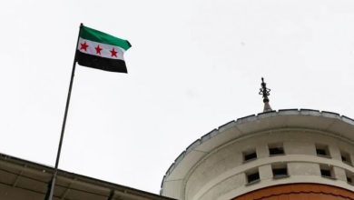 Photo of Flamuri i rebelëve sirianë ngrihet mbi ambasadën e Sirisë në Moskë