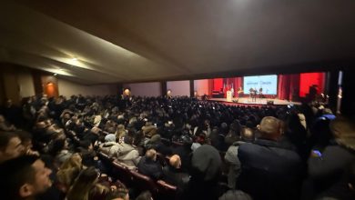 Photo of Pallati i Kulturës në Gostivar i stërmbushur me njerëz në shënimin e Ditës së Komunës