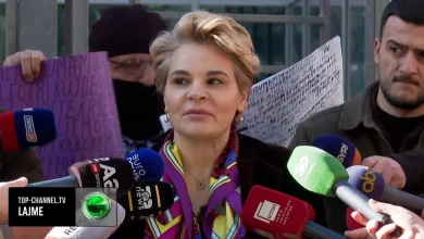 Photo of “Jetoj me mamanë që prej ‘98-ës”, Kryemadhi: Na dha 2 dhoma mua dhe Ilirit kur ngela shtatzënë, ishim dy të rinj që çfarë fluturon hahet