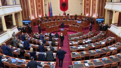 Photo of Ofendimet në Kuvend, Elisa Spiropali mbyll seancën plenare: Është cenuar rendi, të gjithë deputetët të kërkojnë falje për gjuhën e përdorur