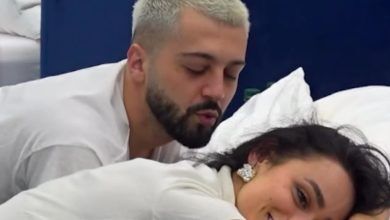 Photo of “Ti veç kthe kokën, çdo gjë është…”/ Gjesti afrohet pranë Eglit për t’a puthur?