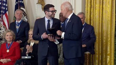 Photo of George Soros dekorohet me Medaljen e lartë të Lirisë. Alex: Babai im një patriot amerikan!