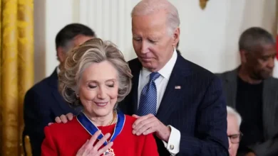 Photo of Nga Hilari Klinton te George Soros dhe Lionel Messi, cilët janë 19 emrat e dekoruar nga Presidenti Biden