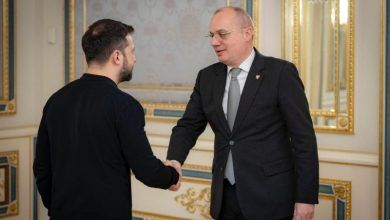 Photo of Kryediplomati shqiptar takohet me Zelenskyn në Kiev: Shqipëria qëndron me vendosmëri me Ukrainën
