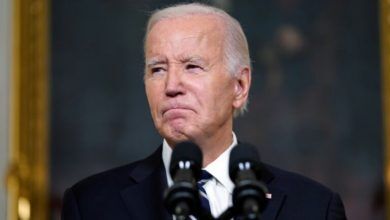 Photo of Biden fal anëtarët e familjes në minutat e fundit të presidencës
