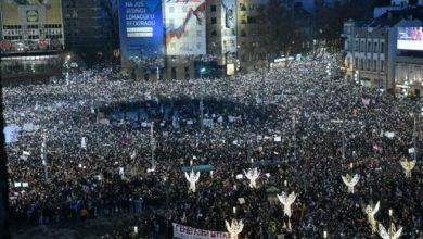 Photo of Protestat “gjunjëzojnë” Serbinë, reagon Kremlini: “Paralajmëron” kaos