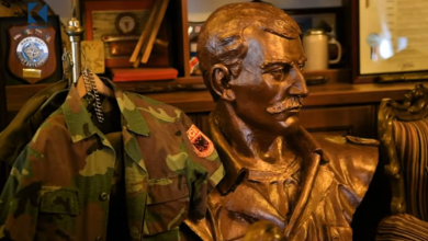 Photo of Haradinaj e ruan me shumë krenari uniformën e tij personale të UÇK-së (VIDEO)