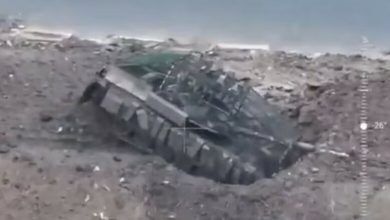 Photo of Tanku rus bie në një gropë, dronët kamikaz dhe artileria ukrainase e shkatërrojnë