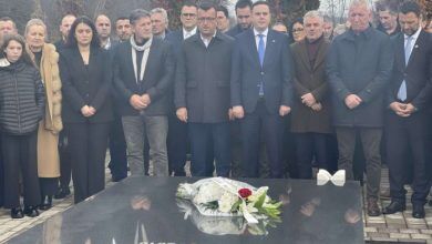 Photo of Abdixhiku bën homazhe te varri i Fadil Feratit: Ka lënë shenja të mëdha në lëvizjen për liri, pavarësi e demokraci