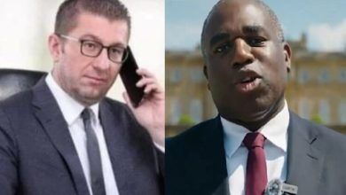 Photo of Kryeministri Mickoski zhvilloi bisedë telefonike me sekretarin britanik të shtetit për punë të jashtme, Komonuelth dhe zhvillim, Dejvid Lami