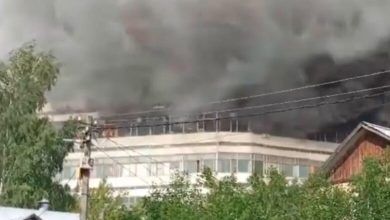 Photo of Zjarri i madh përfshiu një fabrikë acetoni në Rusi