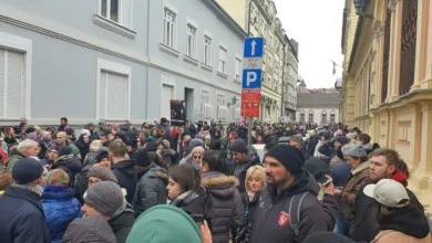 Photo of Profesorët dhe mjekët i bashkohen protestës së studentëve kundër Vuçiqit