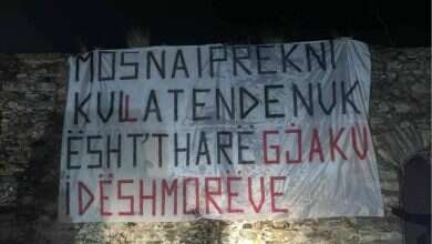 Photo of Lajmet për Kishën në Kala të Tetovës, ngjiten pllakata me porosi “Mos na prekni kullat ende nuk na është tharë gjaku dëshmorëve”