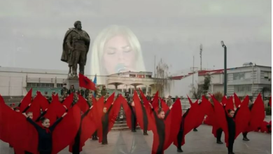 Photo of Manjola Nalbani sjell ripërpunimin e këngës që iu dha forcë shqiptarëve të Kosovës