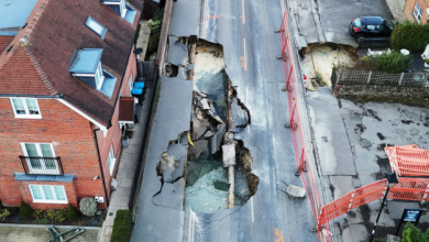 Photo of FOTO/ Një gropë e madhe 20 metra e thellë shfaqet papritur në rrugë, evakuohen banorët e 30 shtëpive në Angli, shpërthen edhe tubacioni i ujrave