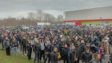 Photo of Bllokadë në Novi Sad: Qytetarët pushtojnë urat, studentët mbërrijnë me kolona