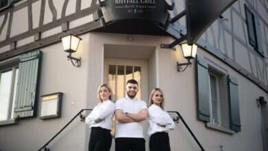 Photo of “Rhyfall Grill” – Tre të rinj shqiptarë nga Bogovina hapin restorant në Zvicër dhe shkëlqejnë në gastronomi
