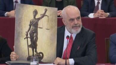 Photo of “Zonjën e Drejtësisë” me vete, Rama: E ngritëm në këmbë, por sytë i ka me gjak!