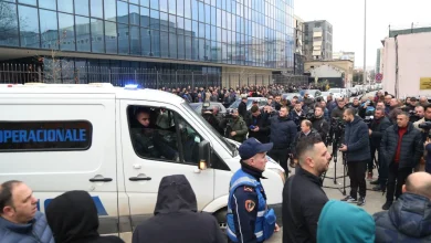 Photo of Veliaj te GJKKO për masën e sigurisë, qindra mbështetës të kryebashkiakut dhe anëtarë të Partisë Socialiste para SPAK
