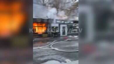 Photo of Gjashtë lokale u dogjën në Prishtinë, momenti kur zjarrfikësit intervenojnë (VIDEO)