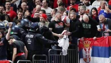 Photo of Policia gjermane largon banerat e tifozëve serbë që paraqisnin Kosovën si pjesë të Serbisë