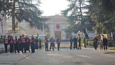 Photo of Protesta e PD/ Shtohen masat e sigurisë, “blindohet” Parlamenti (VIDEO)