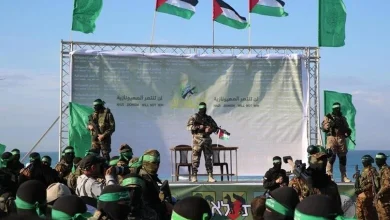Photo of Brigadat Al-Qassam i dorëzojnë Kryqit të Kuq 2 nga 3 pengjet izraelitë në Khan Younis