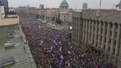 Photo of Protesta madhështore në Beograd, mbyllet tubimi mes incidenteve dhe çasteve emocionuese