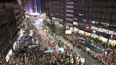 Photo of Mijëra njerëz tashmë janë në rrugët e Beogradit – Vuçiqin e presin protestat masive