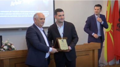 Photo of Nderimi për humanistin, Dibra e shpall Arbër Hajdarin “qytetar nderi”