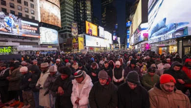 Photo of Myslimanët falin namazin e teravisë në sheshin “Times” në New York