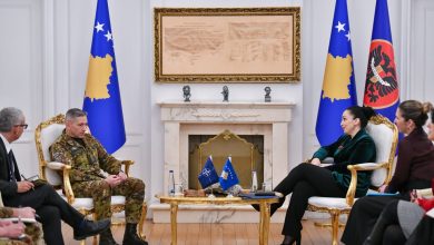 Photo of Presidentja Osmani në takim me komandantin e KFOR: Situata e ndërlikuar gjeopolitike kërkon koordinim të ngushtë me aleatët tanë