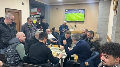Photo of Doktor Bujari del në kafe për me lujt “gurrë” pas iftari !