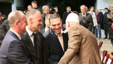 Photo of Taravari së bashku me Fetain dhe Uzairin në akademinë përkujtimore të Epopesë së UÇK-së në Prishtinë