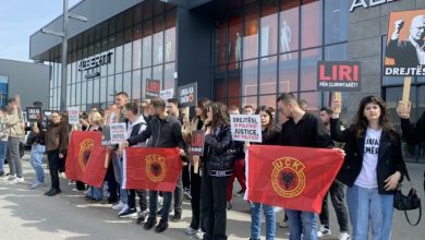 Photo of “Liri për çlirimtarët”, “Drejtësi, jo politikë”, disa të rinj protestojnë para EULEX-it ku është duke qëndruar Thaçi