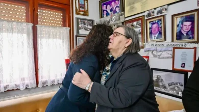 Photo of Osmani takon nënën Ferdonije në 26-vjetorin e rrëmbimit të djemve dhe burrit të saj