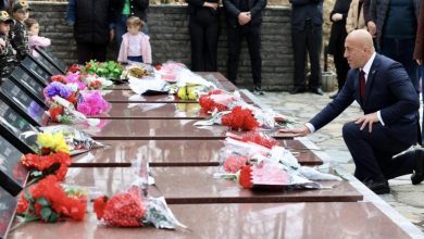 Photo of Haradinaj kujton të rënët në Beleg, Irzniq e Poterq: Edhe pse të paarmatosur nuk u kursyen nga barbarët