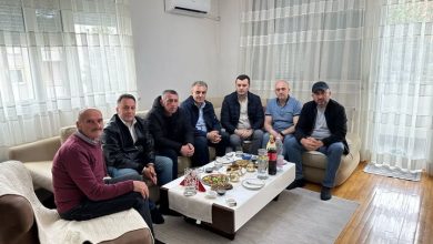Photo of Nënkryetari BDI-së, Bajram Rexhepi dhe sekretari Faton Ahmeti në shtëpinë e Bekim Maksutit për Fitër Bajram