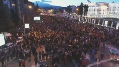 Photo of Gazetarët e Reuters dhe të Tv21 mbahen në stacionin e policor për xhirimin me Dron të protestave në Shkup