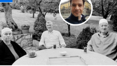 Photo of Fotografi i Hashim Thaçit, Astrit Ibrahimi publikon foto të rrallë të Thaçit me prindërit e tij
