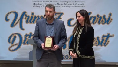 Photo of Shaip Krasniqi merr çmimin për mësuesin më të mirë të vitit