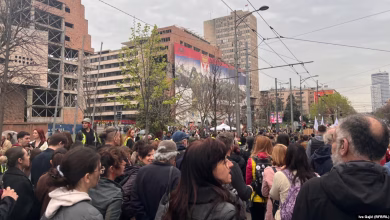 Photo of Studentët protestues në Serbi përdorin narrativin shtetëror për bombardimet e NATO-s