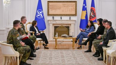 Photo of Osmani i ndan ‘Medaljen Presidenciale Ushtarake’ Gjeneralit amerikan, Christian Nawrat